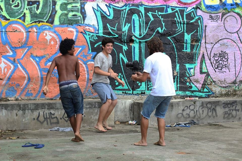 Filmagem do clipe Olhares Urbanos Videografo filmando crianças jogando bola na favela.